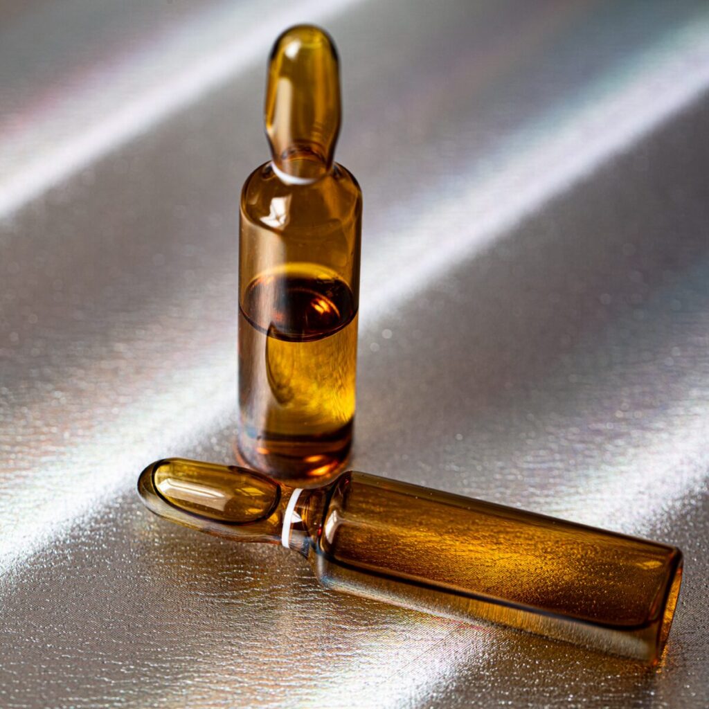 Glass ampoules for injection.